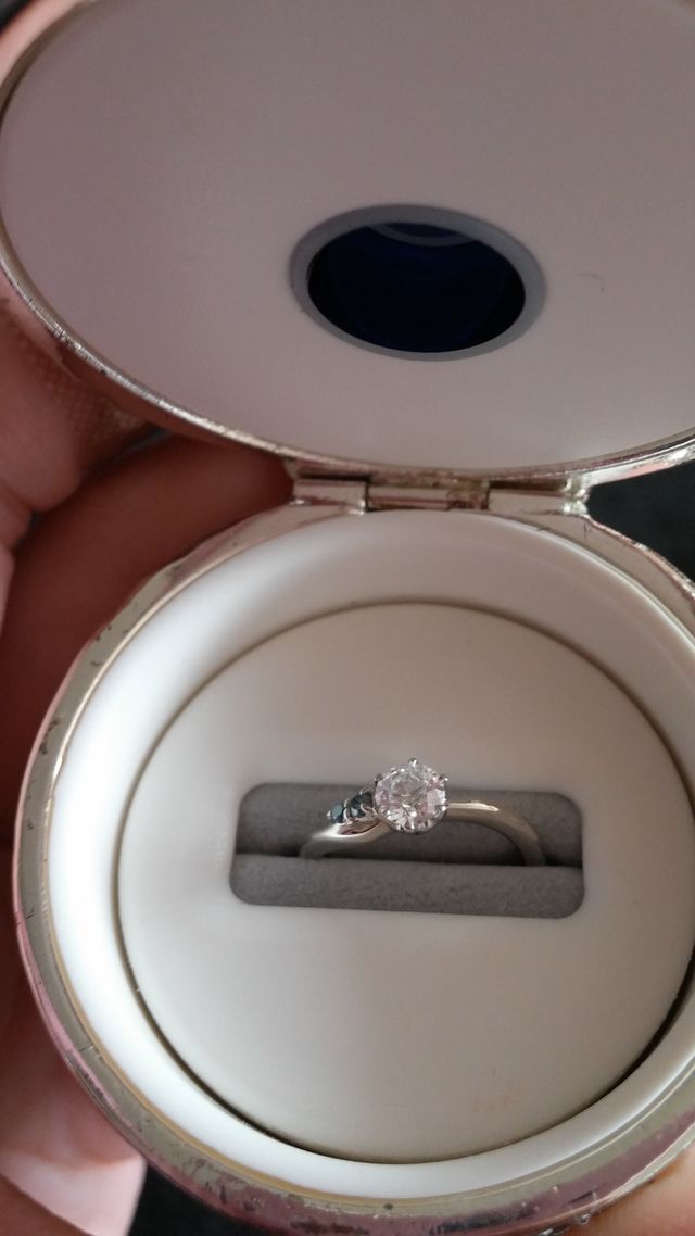 婚約指輪です
