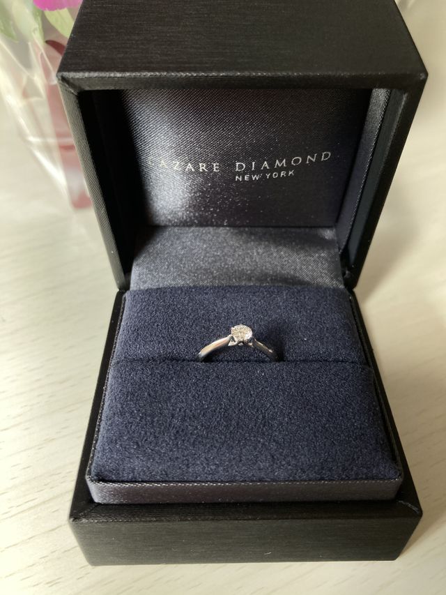 自然光に当たるとキラキラ美しいです。とても高級感があります。