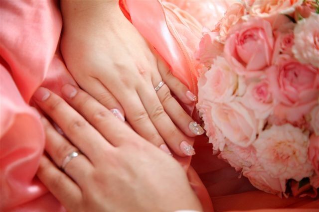 結婚式の時にカメラマンさんにとって頂きました。