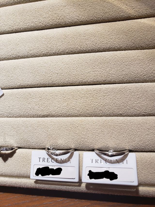 少しV字でスタイリッシュな指輪