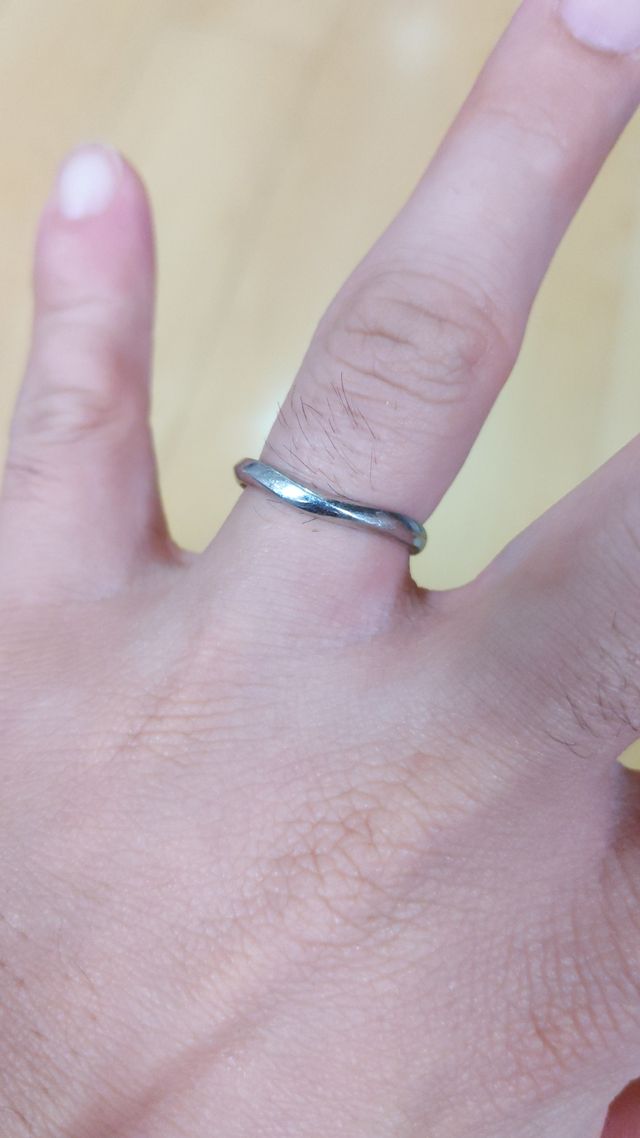 1ヶ月半、常時着用していますが指に馴染んできました。