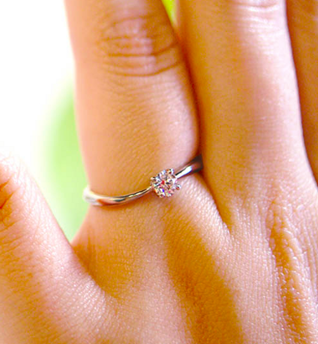 婚約指輪はダイヤ入りを選びました