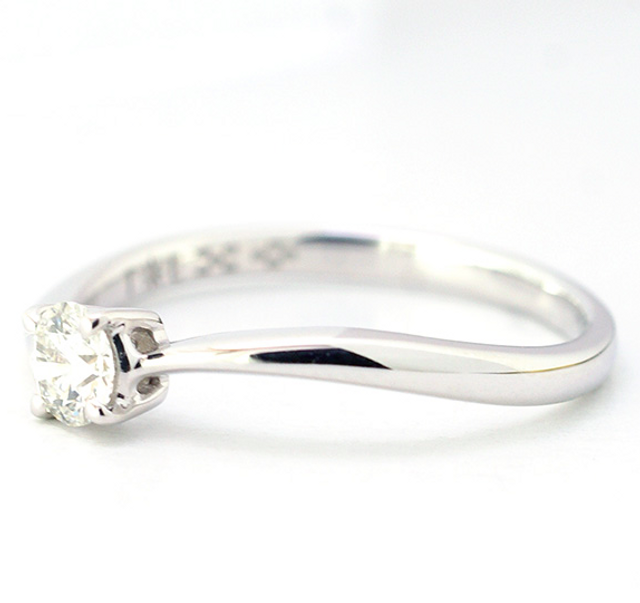 指輪の名前のように横が波っぽくなっています