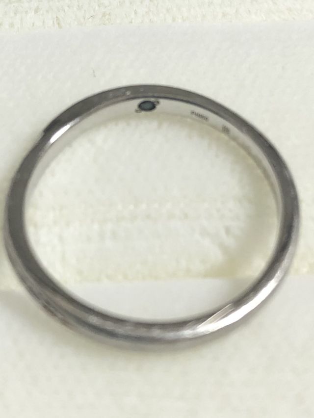 指輪内側にはsomething blueのサファイア。