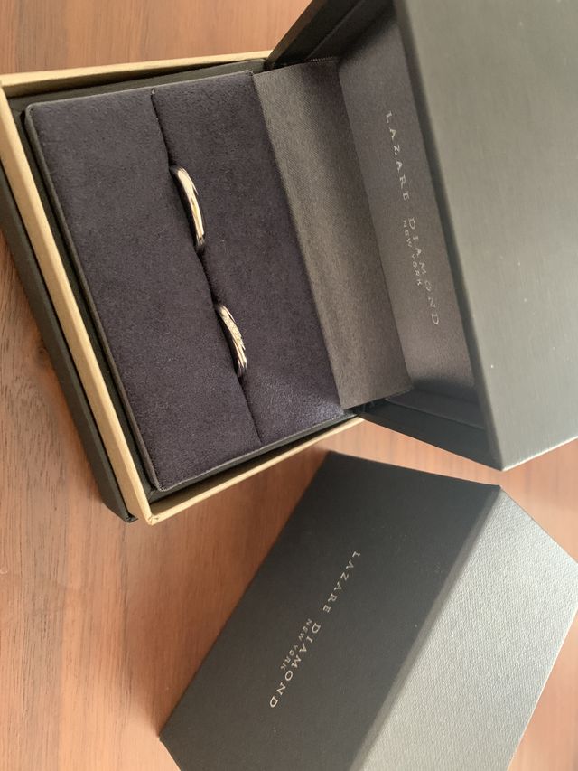 ダイヤが斜めに入っていて、つけると指が綺麗に見えるデザイン