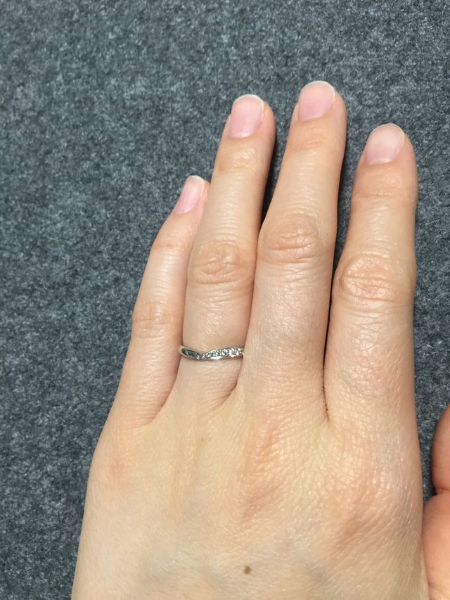 v字の内側にメレダイヤがあります