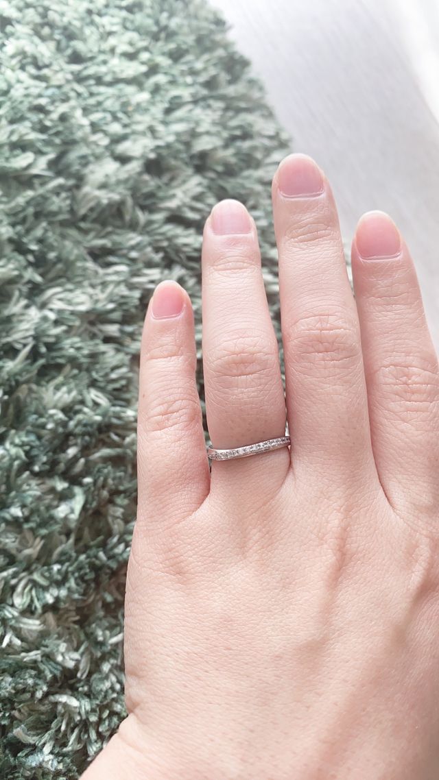 石が15個ぐらい並んでいる、ウェーブ型です！