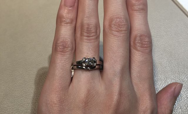 2つつけていますが上の婚約指輪について口コミします。