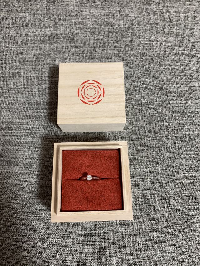 婚約指輪です
