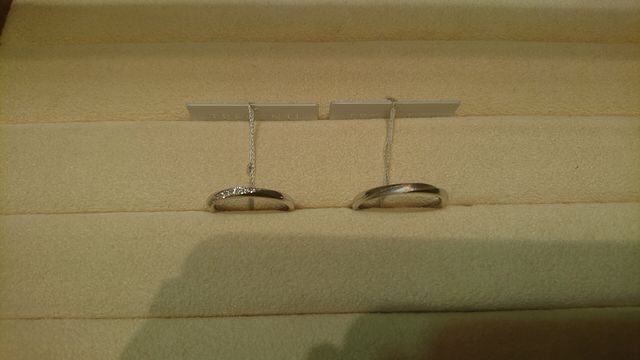 ダイヤ入ってるデザインと斜めにマットのデザイン