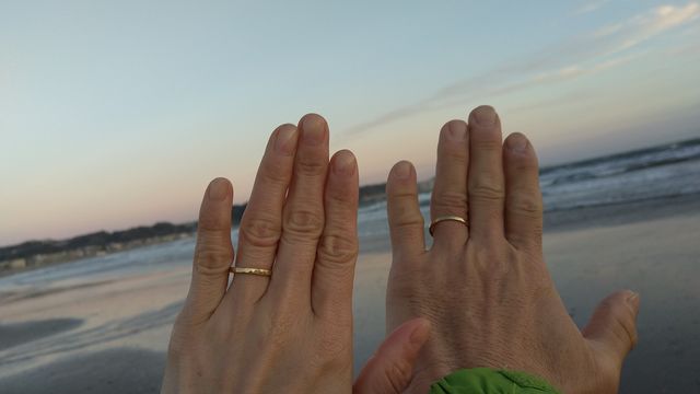 指輪ができるまで寂しいので真鍮の指輪を制作して頂きました。