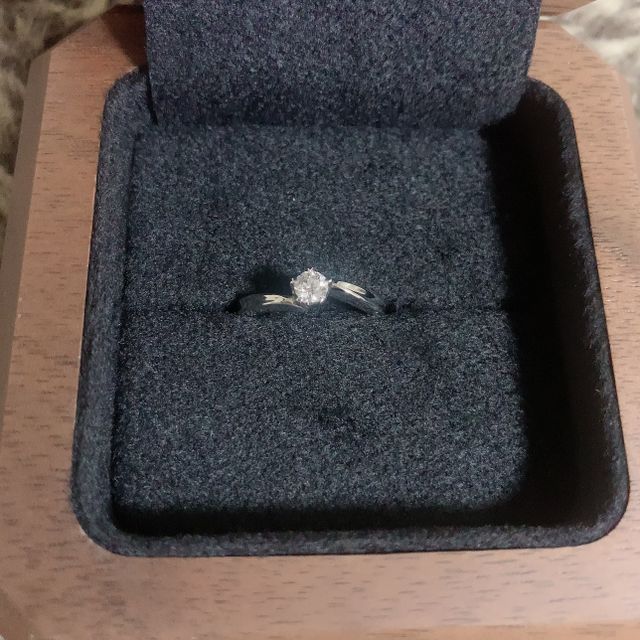 プラチナの婚約指輪です。