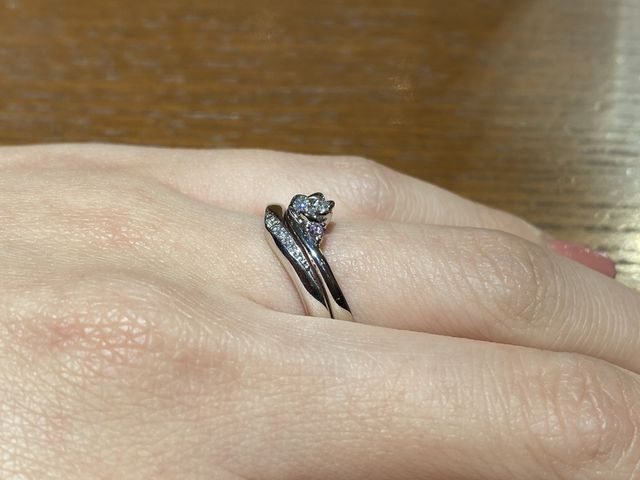 フローラの婚約指輪と結婚指輪の重ね付け