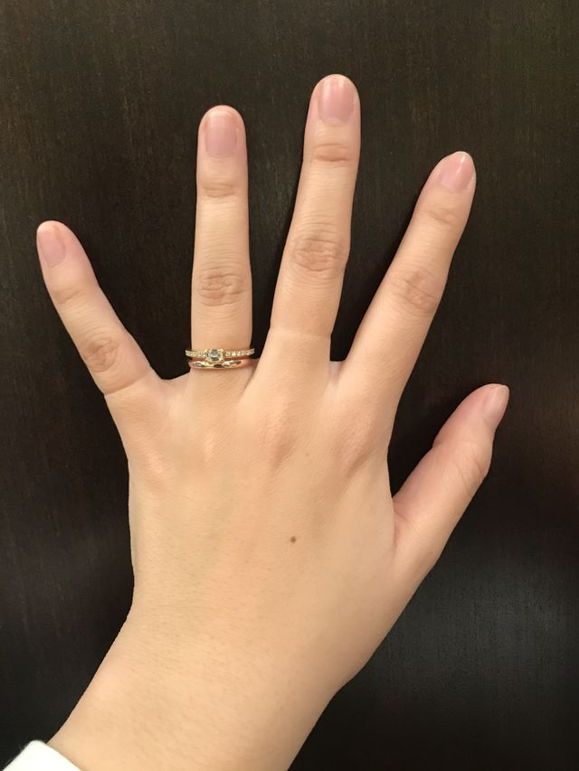 マリッジリングとエンゲージリングの重ね付けです。