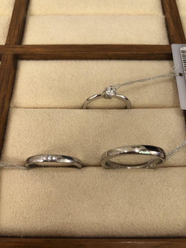 婚約指輪、結婚指輪とともに購入しました。とても気に入ってます