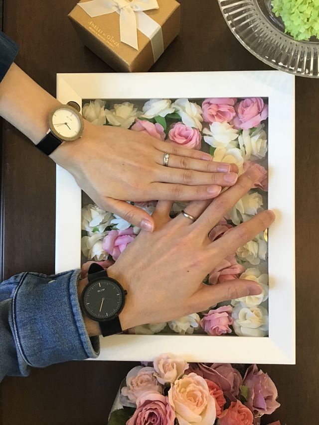 エンゲージリングとマリッジリングを重ね付けしてます