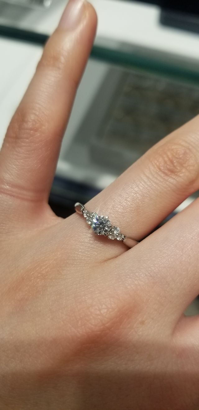 プラチナ950、ダイヤが合計で7石セッティングされています。