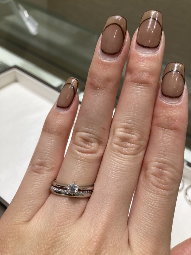 ダイヤが輝くように、シンプルなデザインを選びました。
