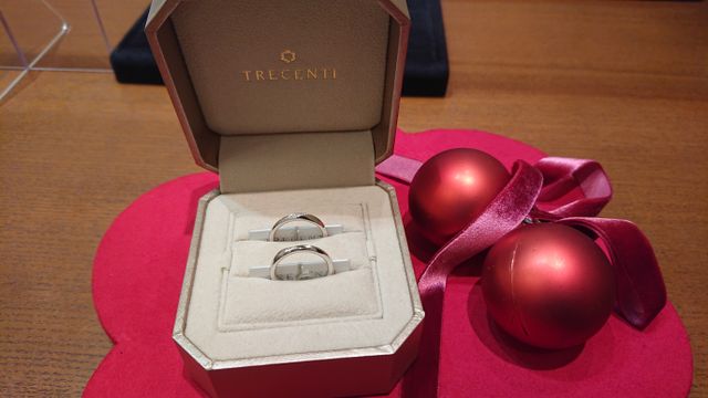 石が５つ入ったリングでペアリング