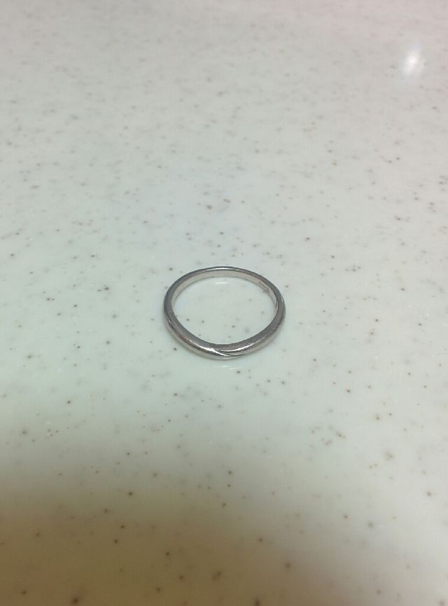 結婚記念日と家族のイニシャルが内側に刻まれています。