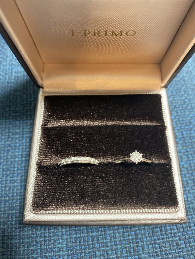 婚約指輪と結婚指輪です。