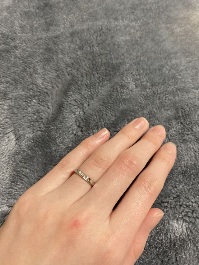 ひねりが入っていて
ダイヤも5個はいっています