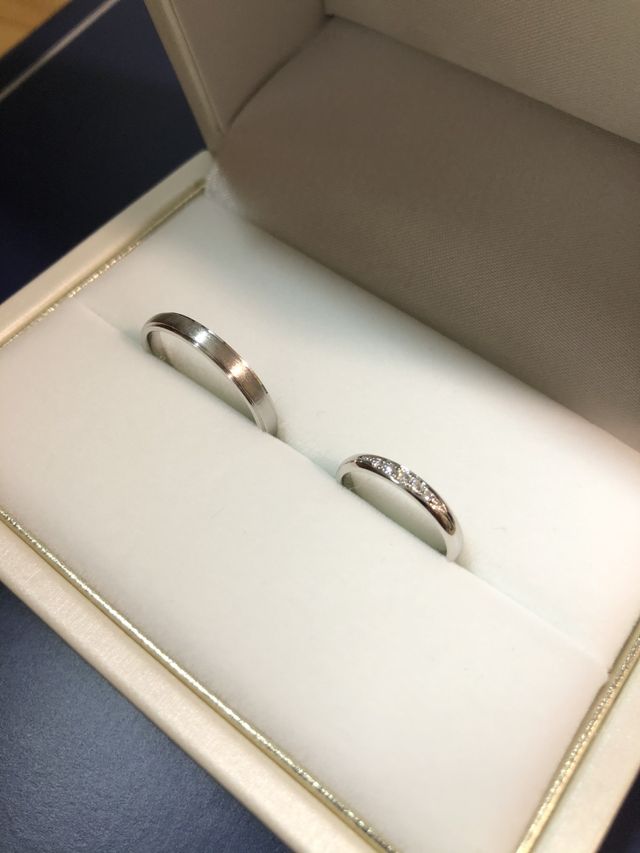 結婚指輪です。
白い無地の箱に並べて入れてくださりました。