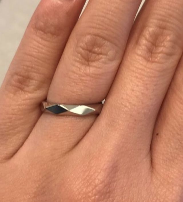 カットがカッコ良いデザイン。