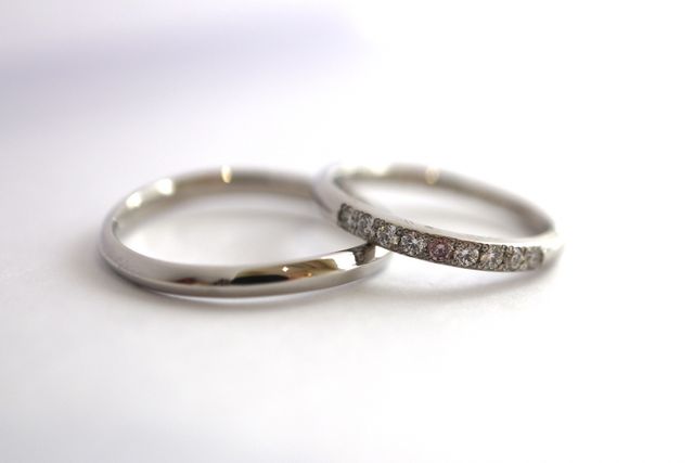 ダイヤがキラキラしていて真ん中のピンクダイヤがかわいい指輪