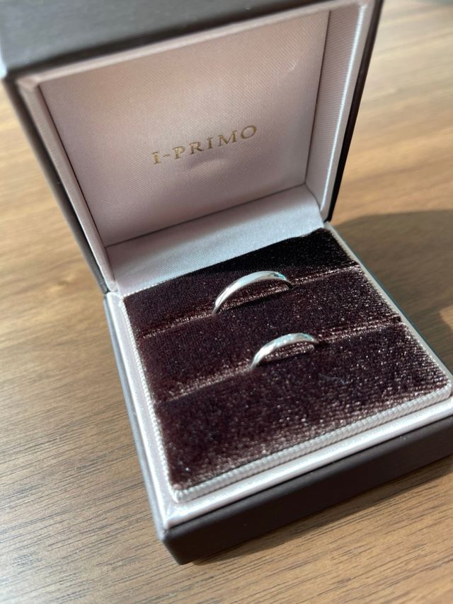 プラチナのストレートタイプで、斜めにデザインが入っています。