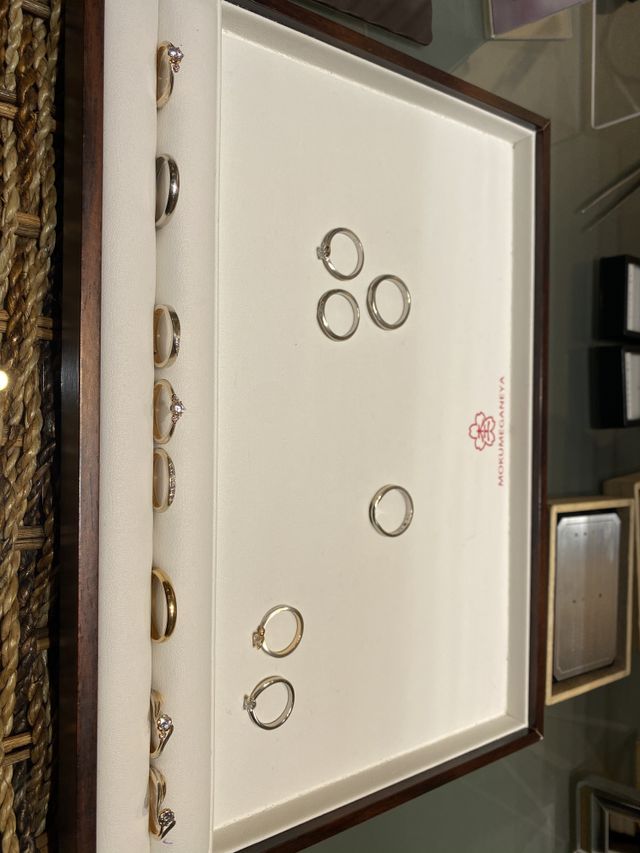 複数のリングを試着しました。