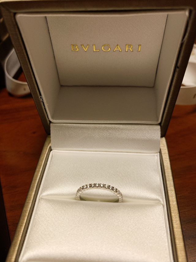 ハーフエタニティリングにしました。