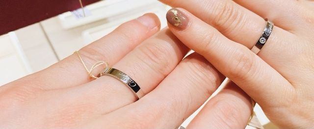 ブランドロゴが目立つタイプを試着しました。