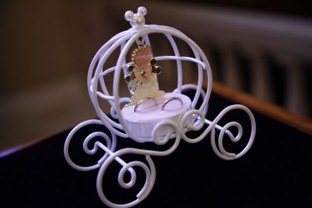 女性用はダイヤモンドが5つ、男性用は裏に1つついてます