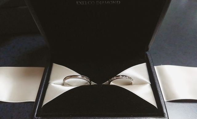 彼の指輪だけセミオーダー上下ミル打ち加工にしてもらいました。