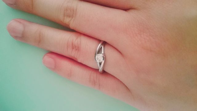 指にフィットするところが特にお気に入りの婚約指輪です