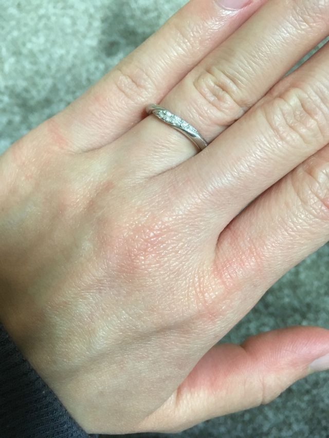 年齢を重ねても似合うように、細過ぎず、石も目立つタイプです。