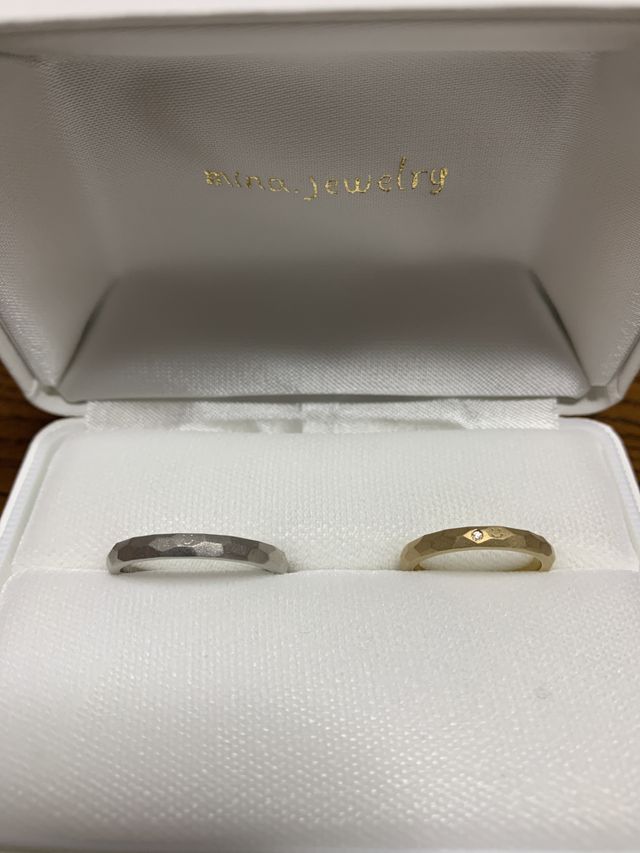 多面のデザインでマット仕上げ、裏面は鏡仕上げです。
