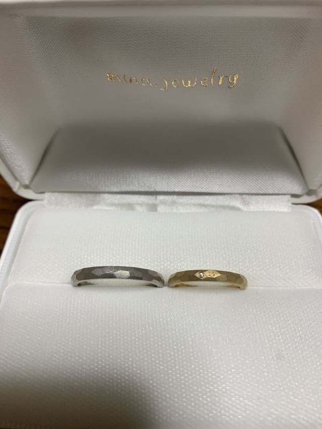 お店のリングボックスに入ってます。