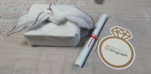 桐箱に入れ布で包んで何だかお弁当箱みたいで可愛い♪