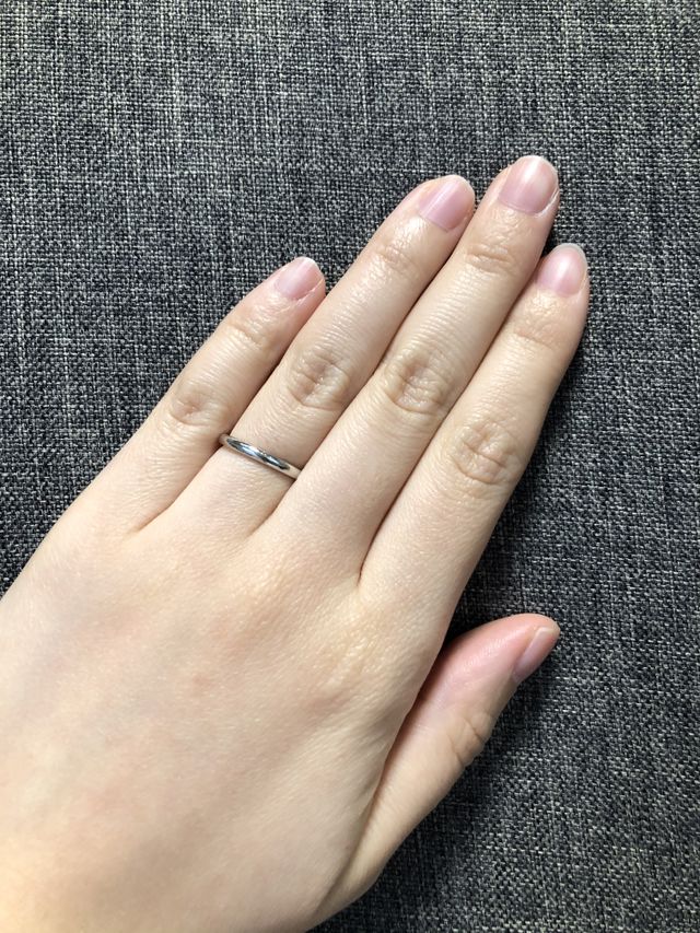 ノーマルな指輪でファッション指輪と重ね付けも楽しめます。