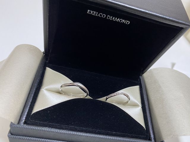 婚約指輪と重ね付けがしたく、V字のリングを購入しました。