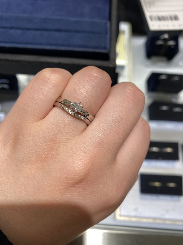 指にスッと馴染むセットリングでした。