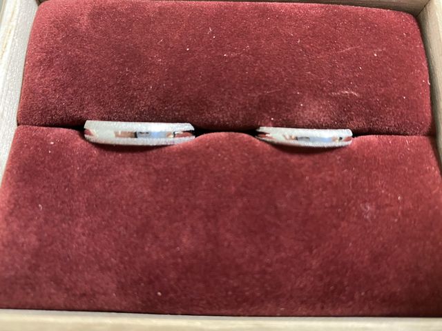 オーダーメイドで石地を基に真ん中にプラチナラインを入れました