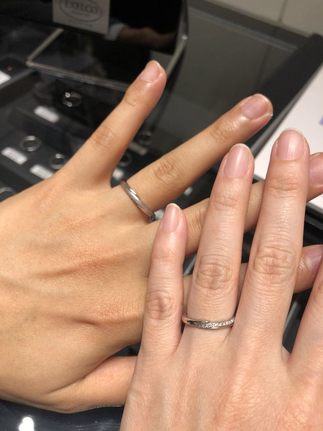 男性用のリングにつや消し加工をいれてもらっています。