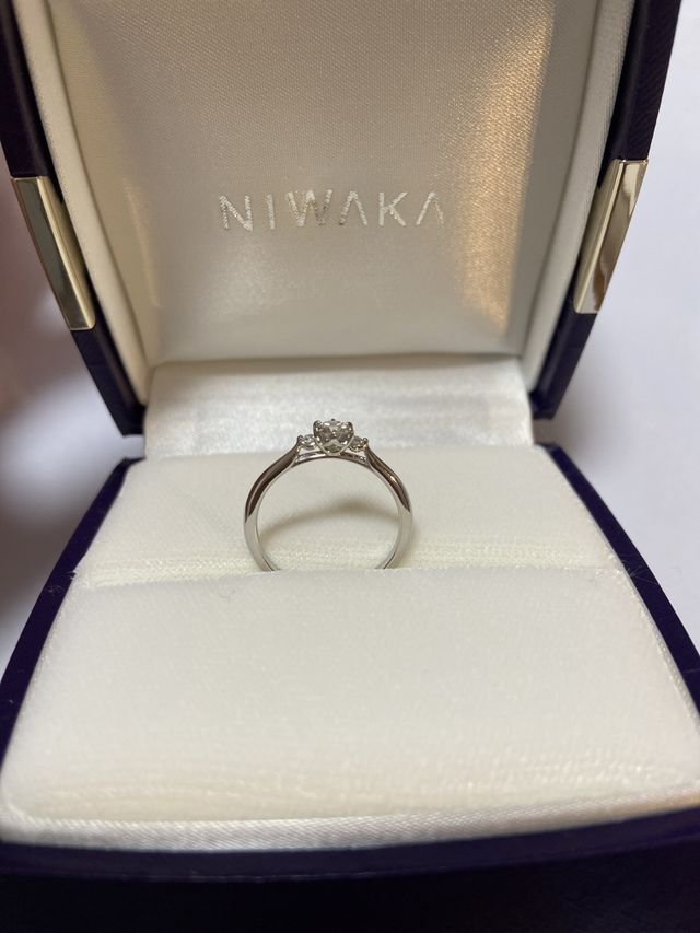 指輪をボックスに入れて撮影