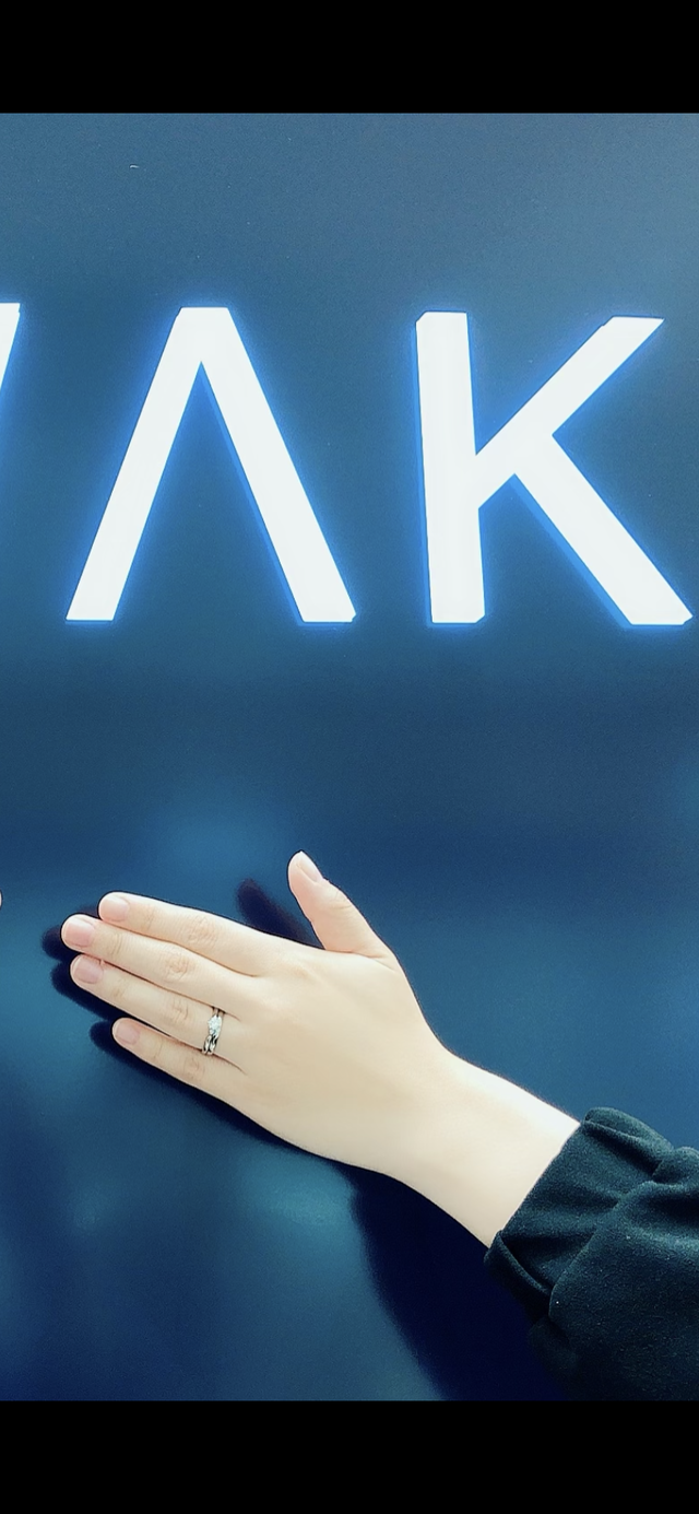 婚約指輪（NIWAKAの白鈴）と結婚指輪を重ね着けして撮影