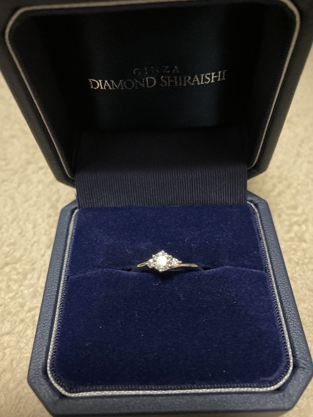 ダイヤが輝いていて素敵です。ケースも素敵です。