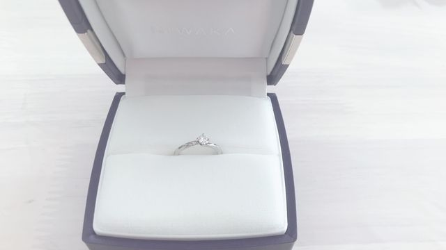 俄の婚約指輪です。