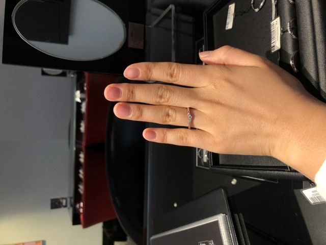 遠目でも自然光でも暗い場所でも輝くダイヤに惹かれました。